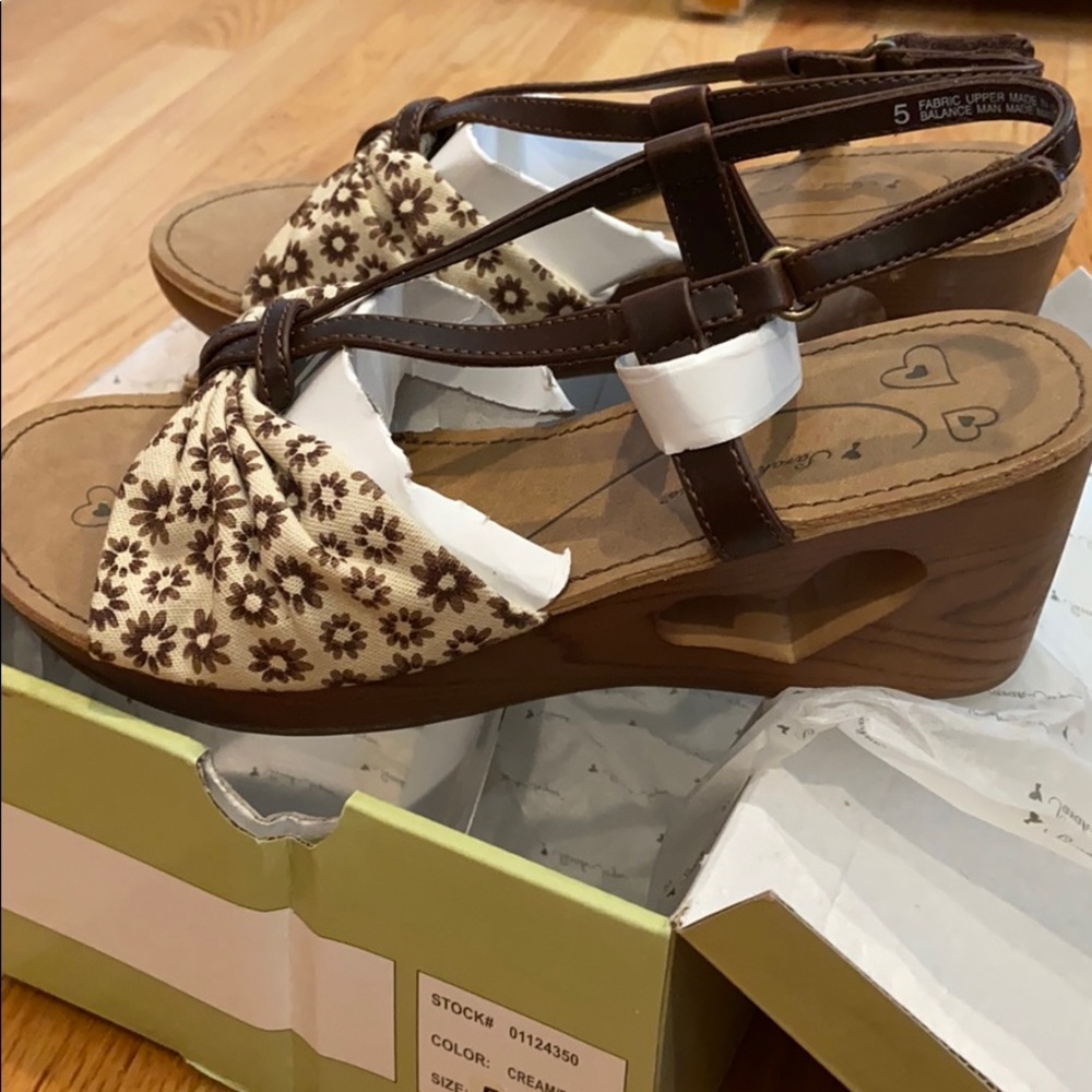 Sz 5 Brand New Girls brown shoe Sarah-Jayne
